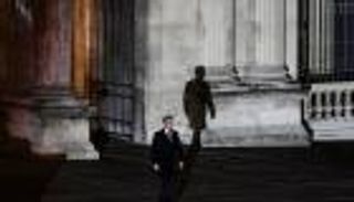 ماكرون يضع ملامح حكومته.. ويشارك في أول نشاط رسمي مع هولاند