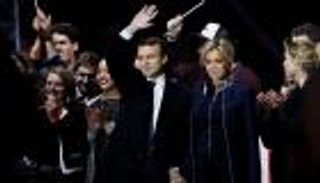 بريجيت ماكرون.. قصة حب تتحدى الجميع قادتها لقصر الإليزيه