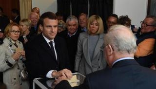 ماكرون أثناء الإدلاء بصوته