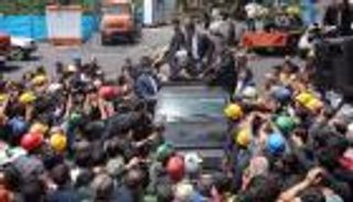 بالفيديو.. رئيس إيران يهرب وعمال يهاجمون سيارته