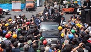 عمال المنجم الغاضبون يحاصرون سيارة روحاني