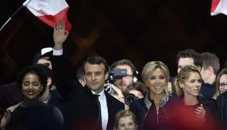 إيمانويل ماكون يحتفل بالفوز بين أنصاره