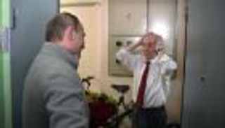 التلميذ والأستاذ.. أول صور لرئيس بوتين السابق في "كي جي بي"