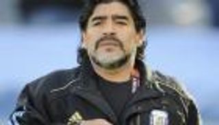 رئيس الفجيرة  يوضح حقيقة راتب مارادونا الضخم