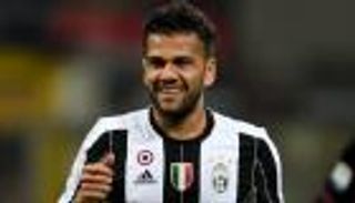 داني ألفيس يتسبب في أزمة بين حارس مرمى وابنته