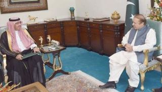 وزير الثقافة والإعلام السعودي يسلم الدعوة لرئيس الوزراء الباكستاني
