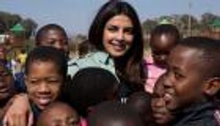 بالفيديو.. بريانكا شوبرا تستمع للأطفال ضحايا العنف