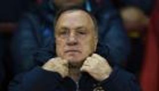 أدفوكات يتولى تدريب هولندا في وقت حرج