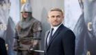 بالفيديو.. تشارلي هونام يعيد أسطورة الملك آرثر للسينما 