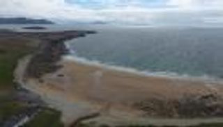 شاطئ أيرلندي يظهر بعد اختفائه 33 عاما في المحيط الأطلسي