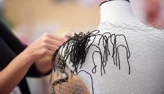 صورة تعبيرية عن صناعة الأزياء 