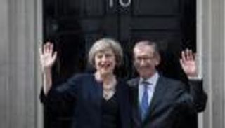 رئيسة وزراء بريطانيا طاهية ماهرة.. وزوجها يحمل القمامة