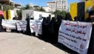 وقفة لأمهات المختطفين بسجون الحوثي: اتقوا الله فينا
