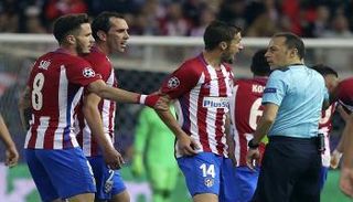 لاعبو أتلتيكو مدريد يحتجون على الحكم التركي كونيت تشاكير