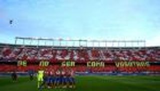 أولتراس أتلتيكو يخلع مقاعد "كالديرون" بعد الخروج الأوروبي