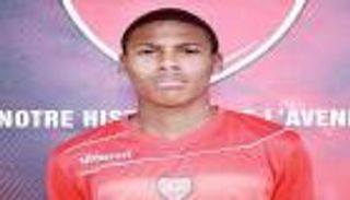 "شبيه مارسيال" يرحب باللعب لصالح الجزائر 