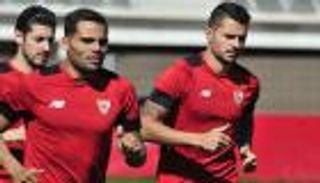 تراخي لاعبي إشبيلية يثير قلق برشلونة على "الليجا"