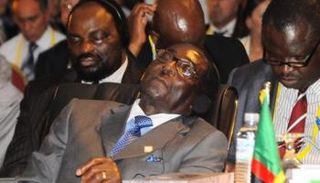 موجابي يبدو غافيا خلال أحد الاجتماعات