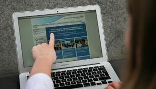 عربات الإسعاف أمام مستشفى ببريطانيا - أرشيفية
