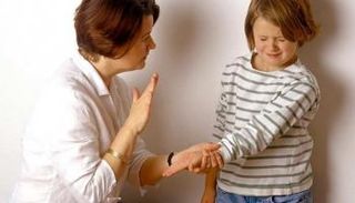 ضرب الأطفال يقلل من ثقتهم بأنفسهم