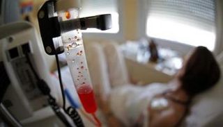 سيدة تتلقى علاجا لسرطان الثدي - رويترز