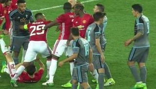 صورة من معركة لاعبي اليونايتد وسيلتا