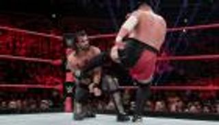 سيث رولينز يعتدي على ساموا جو في الكواليس قبل أن يهزمه