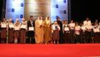 تتويج عائشة بديع بطلة لتحدي القراءة العربي في البحرين