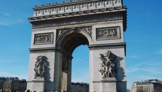 قوس النصر بباريس عمره نحو 200 عام