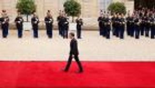 ماكرون يبدأ مهامه بتسلم "السر الأخطر" في فرنسا