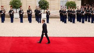 هولاند خلال استقبال ماكرون في بداية التنصيب (رويترز)