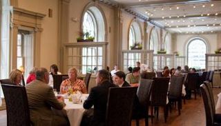 وجبات مجانية للأمهات في عيدهن بأمريكا