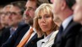 هولاند يحرم "السيدة الأولى" من دخول الإليزيه بجانب ماكرون