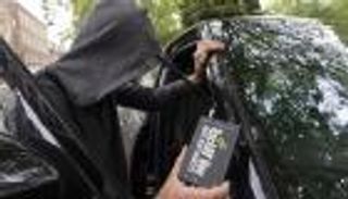 جهاز يخترق القفل الإلكتروني لأي سيارة في دقيقتين