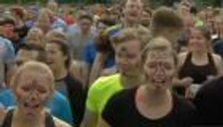 بالصور .. آلاف يتنافسون على لقب "بطل الوحل"