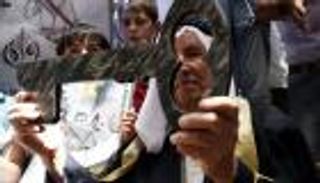 بالصور.. الفلسطينيون يردون على رصاص الاحتلال بـ"مفاتيح العودة"