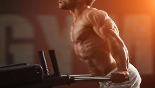 بدون رفع أوزان حديدية ..هكذا تحصل على عضلات ذراع مثالية ! (فيديو)