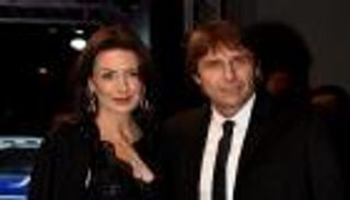 جماهير تشيلسي تُبكي زوجة كونتي