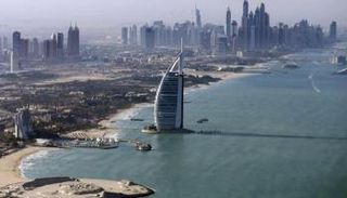 منظر عام لـ دبي يظهر فيه فندق برج العرب الفاخر 