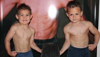 قوتهم فاقت الكبار.. شاهد أقوى الأطفال في العالم (صور وفيديو)