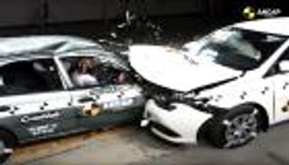 بالفيديو .. حادثا تصادم لسيارتين بفارق 17 عاما