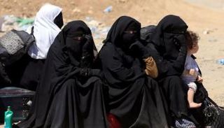 نازحات هربن من الاشتباكات في الموصل