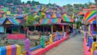 بالصور.. قرية إندونيسية تتزين بألوان قوس قزح