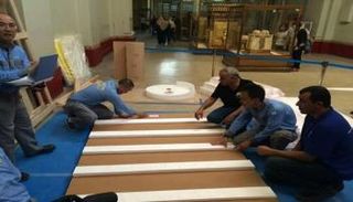 السرير مصنوع من الخشب المغطى برقائق الذهب 