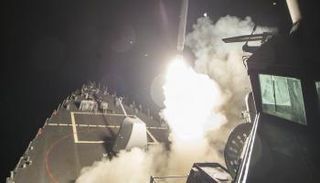 إطلاق صاروخ من بارجة أمريكية 