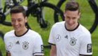 لاعب سان جيرمان يطالب بالتعاقد مع أوزيل