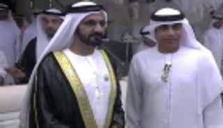 بالفيديو.. محمد بن راشد يكرم مهدي علي