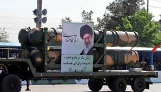 صورة خامنئي على آلية عسكرية (الفرنسية)