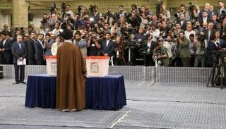 خامنئي يدلي بصوته