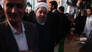 روحاني يدلي بصوته